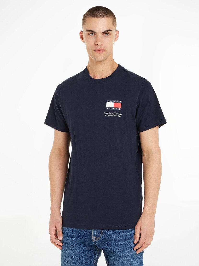 DM0DM18263 TJM SLIM ESSENTIAL FLAG TEE EXT