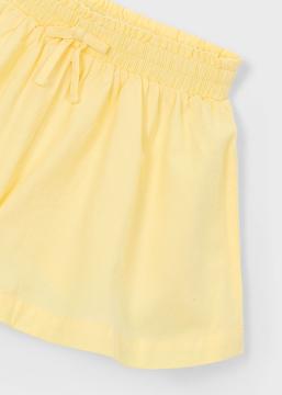 Afbeelding voor product Short van het merk Mayoral in het Geel